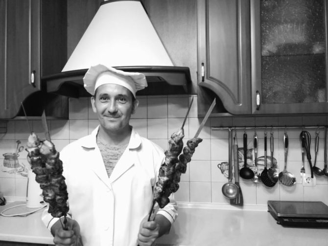 Повар Соликамского комбината питания учит готовить кнели из щуки, соте и плескавицу